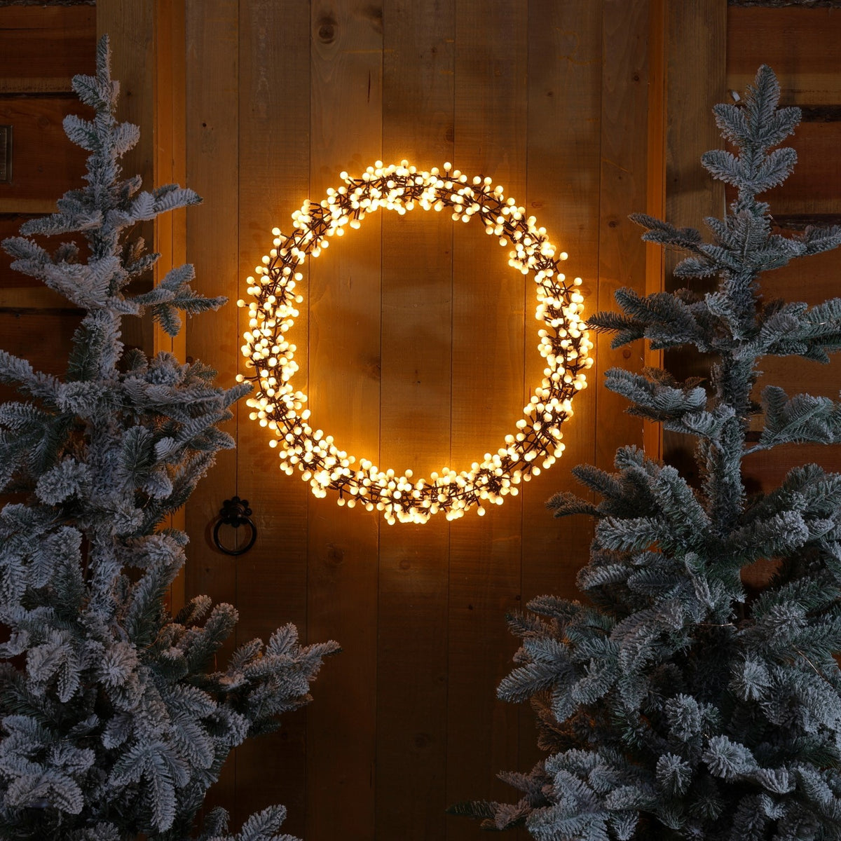 NOMA 45cm Warm White Berry Wreath 550 LEDs