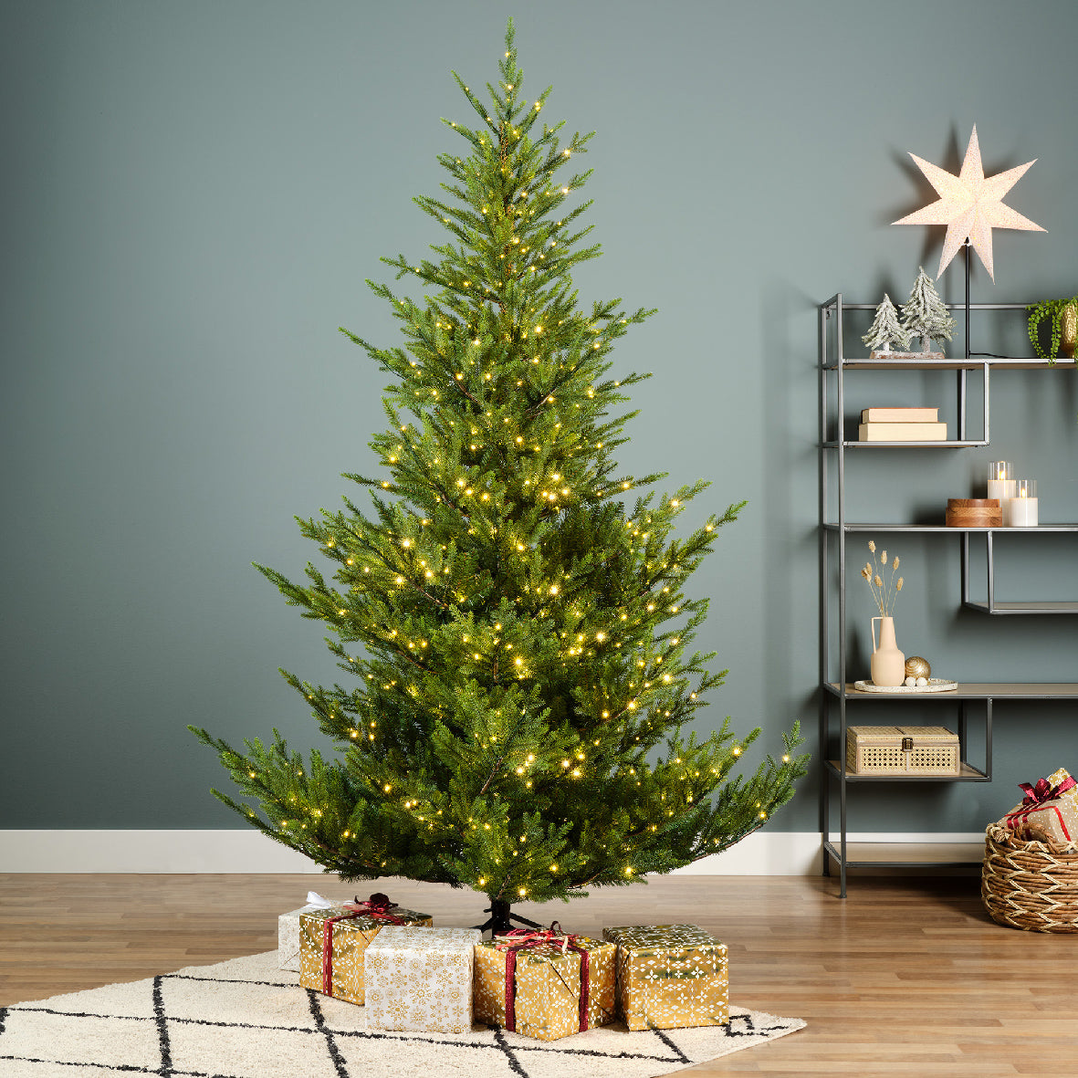 Everlands 7ft Norway Spruce Pre-Lit with 900 Warm White Micro LEDs Artificial Pre-shaped Christmas Tree